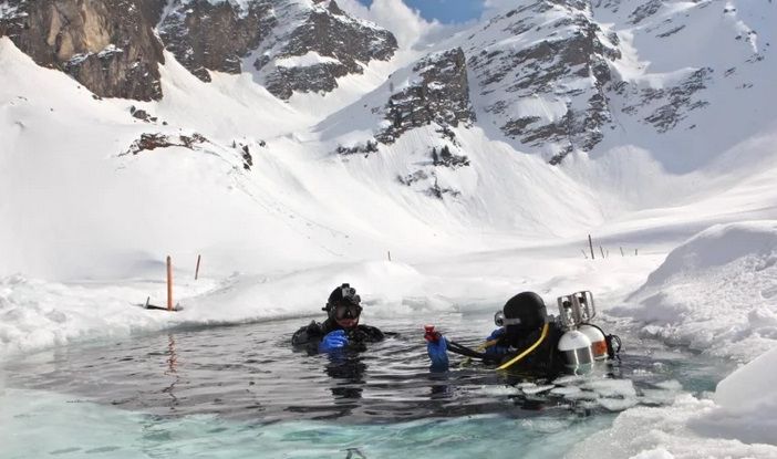 Immergersi in un lago ghiacciato? Si può in Svizzera al Lac de Lioson
