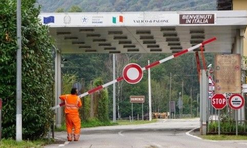 Aveva 580 grammi di metanfetamina e 54mila euro nascosti in automobile: arrestato al valico di San Pietro
