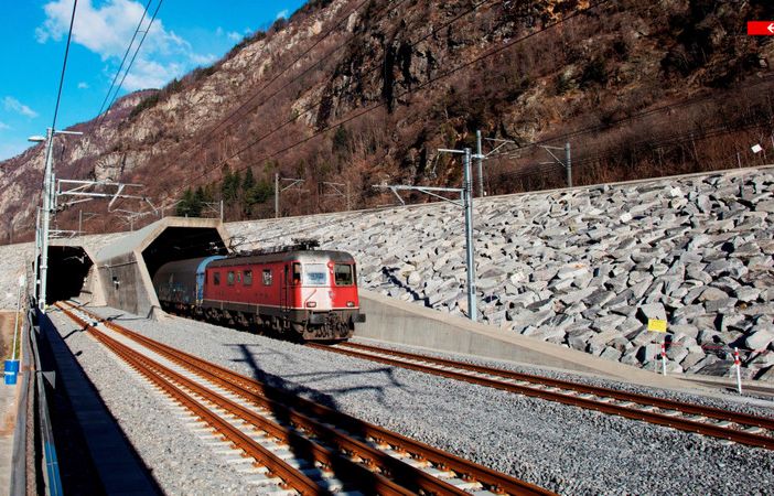 Gottardo, nella galleria di base tornano a circolare 90 treni merci