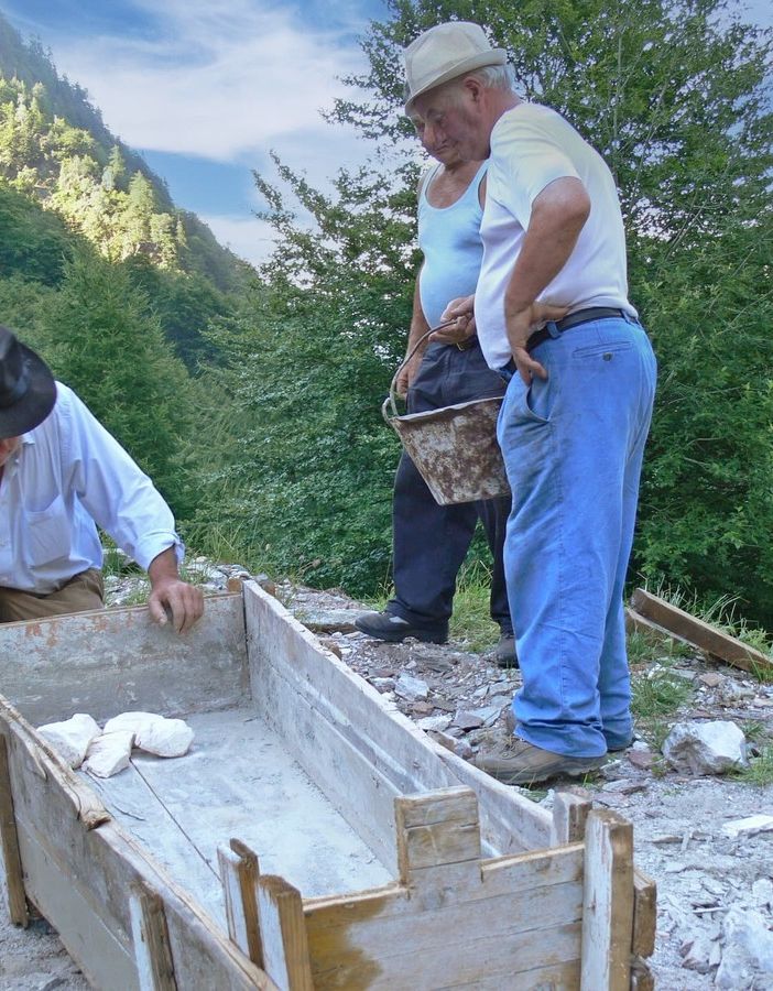 Quante storie tra le rocce: il laghetto del marmo