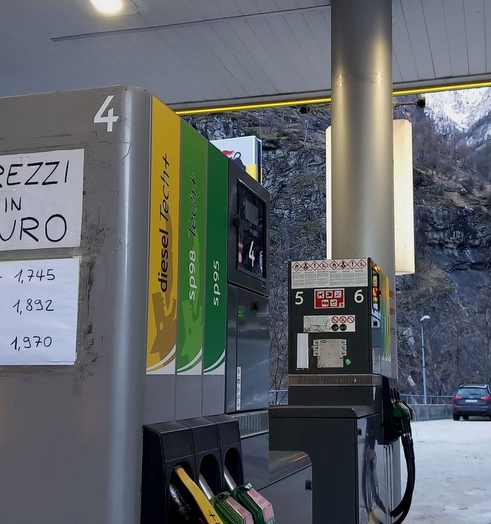 Carburanti, non c'è coda per fare il pieno in Svizzera