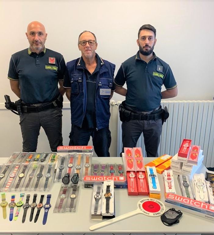 Cerca di passare il confine con 57 Swatch senza dichiararli, rischia una multa fino a 50mila euro