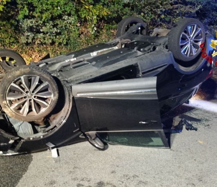 Auto va a sbattere e si ribalta, ferita una 45enne svizzera