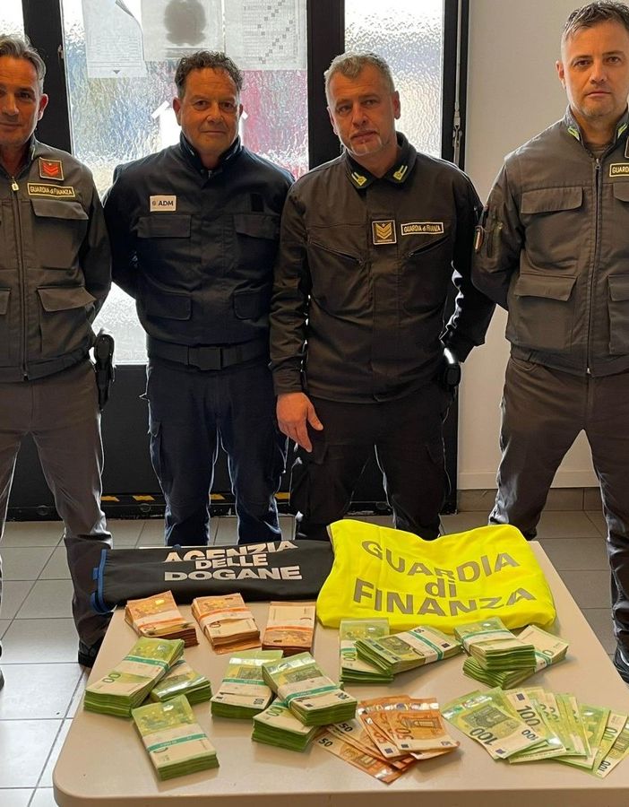 Chiasso, sul treno con un &quot;tesoro&quot; in valigia: scoperto in dogana