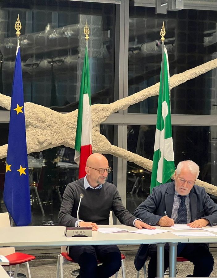 Il momento della firma della &quot;lettera di intenti per la cooperazione transfrontaliera nella ricerca di metodi per la governance territoriale&quot;