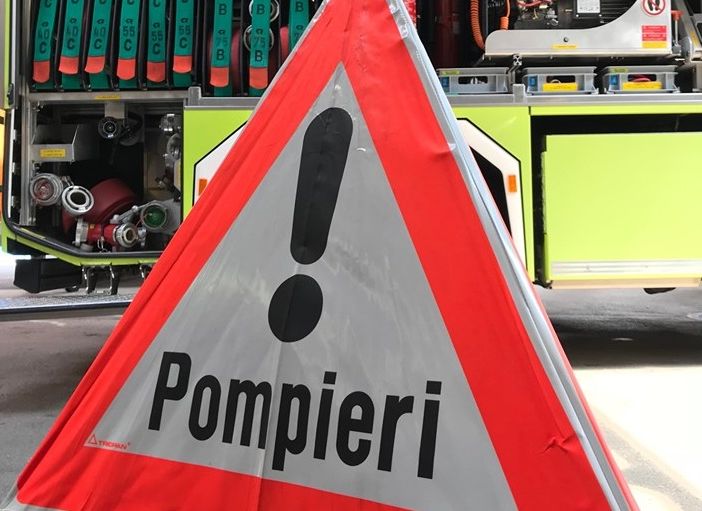 Incendio in un capannone industriale in Canton Ticino, in azione i vigili del fuoco