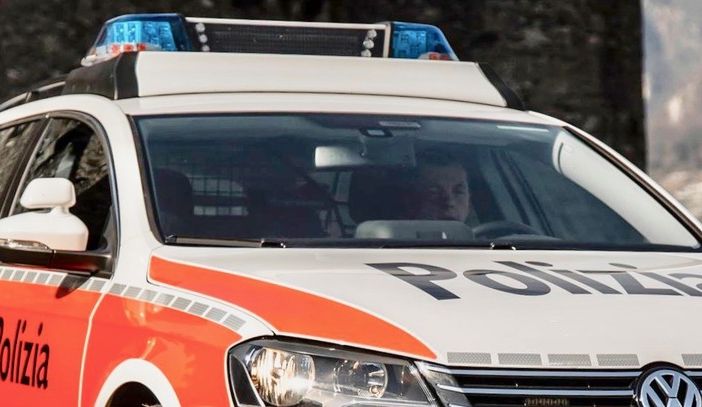 Incendia il divano, scoppia il rogo: due feriti nel Luganese