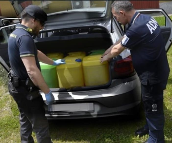 Guardia di Finanza e Agenzia delle Dogane sequestrano bidoni di gasolio al confine tra Italia e Svizzera