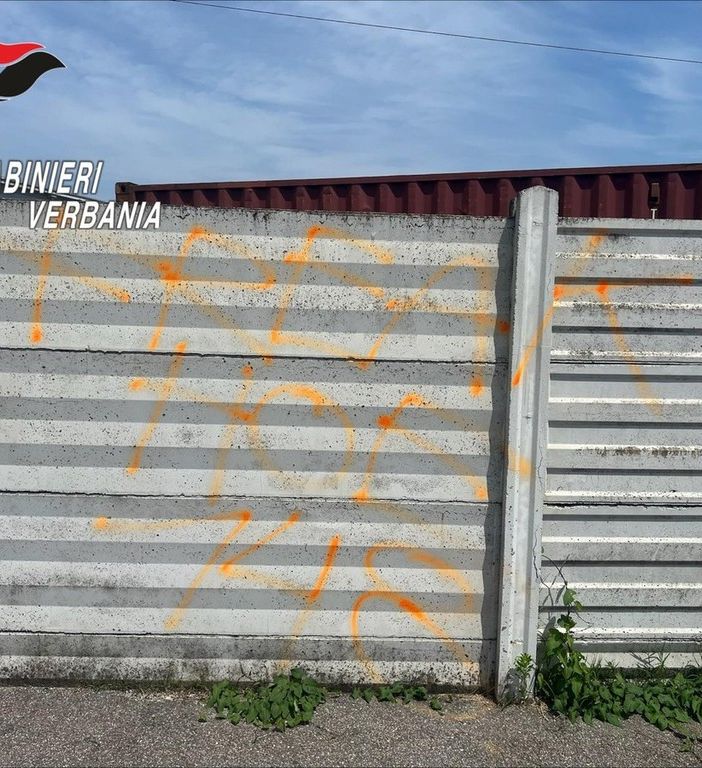 Un muro imbrattato con vernice arancione (foto da Vconews.it)