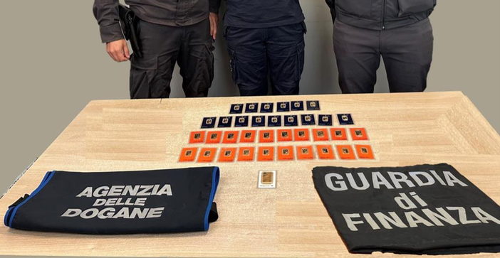 Lingotti e monete d'oro intercettati al valico di confine di Brogeda