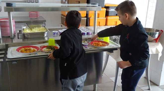 A Bellinzona cresce del 18,75% la tassa di refezione della scuola elementare: “ma il Municipio dove vive?”