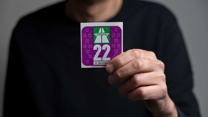 Il contrassegno stradale 2022 è viola e costa 40 franchi