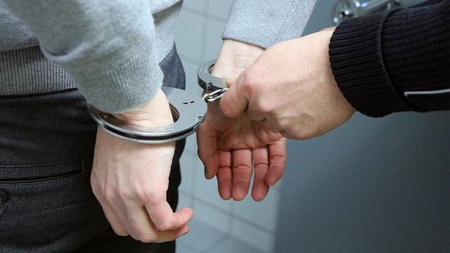 Lo fermano per non aver rispettato lo stop e gli trovano indosso 400 grammi di cocaina: arrestato un italiano Lo fermano per non aver rispettato lo stop e gli trovano indosso 400 grammi di cocaina: arrestato un italiano