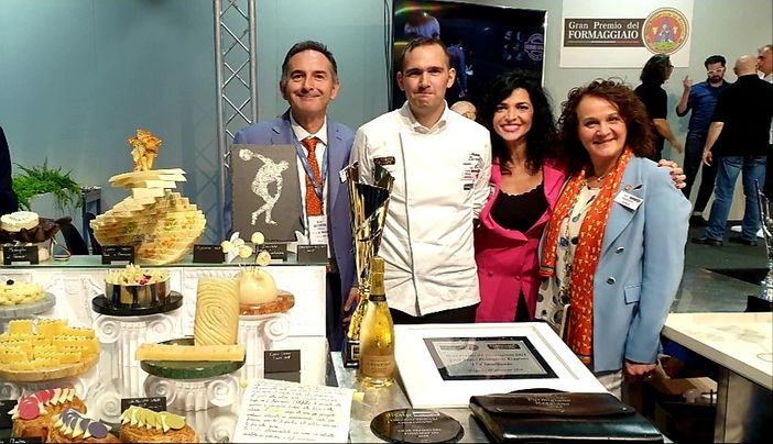 È Marco Zacchello, dal Veneto, il vincitore della seconda edizione del Gran Premio del Formaggiaio organizzato dalla Guilde Internationale des Fromagers al B2Cheese di Bergamo È Marco Zacchello, dal Veneto, il vincitore della seconda edizione del Gran Premio del Formaggiaio organizzato dalla Guilde Internationale des Fromagers al B2Cheese di Bergamo