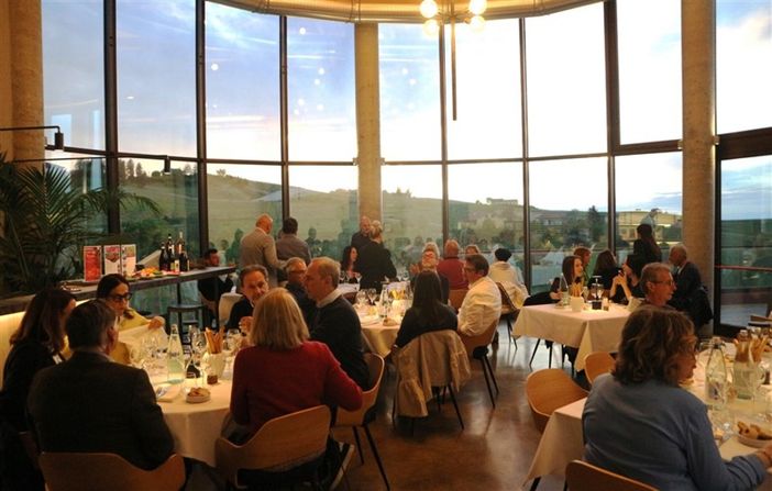 Cantina La Torre di Castel Rocchero (AT): una serata indimenticabile tra fiori eduli e vino pregiato nella magica Torre Crystallina Cantina La Torre di Castel Rocchero (AT): una serata indimenticabile tra fiori eduli e vino pregiato nella magica Torre Crystallina