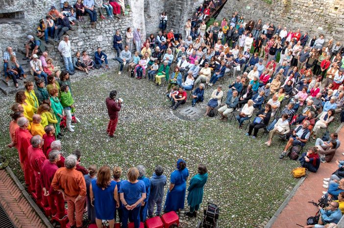 Le Corti inCanto, canti e musiche nella quiete di una giornata senza traffico a Locarno