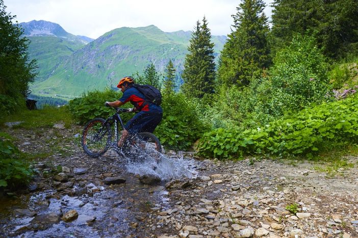Airolo Bike: viste mozzafiato, boschi di pini, pascoli e creste emozionanti Airolo Bike: viste mozzafiato, boschi di pini, pascoli e creste emozionanti