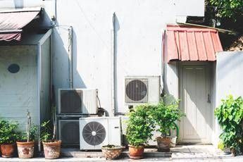 Caldo e caro bollette, consigli per risparmiare con il condizionatore Caldo e caro bollette, consigli per risparmiare con il condizionatore