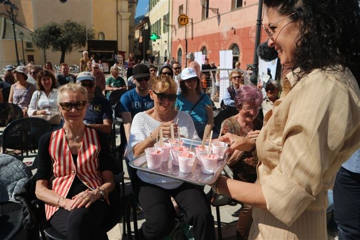 Alassio: numeri record per la quinta edizione del Festival della cucina con i Fiori (Fotogallery e video) Alassio: numeri record per la quinta edizione del Festival della cucina con i Fiori (Fotogallery e video)