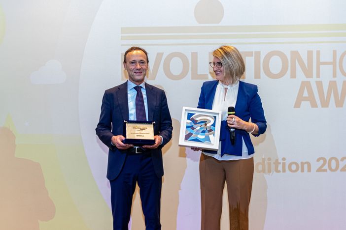 Massimo Senini, vincitore del primo premio, posa insieme all'artista Marzia Boaglio Massimo Senini, vincitore del primo premio, posa insieme all'artista Marzia Boaglio