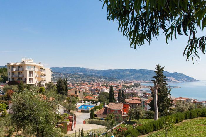 Vuoi trascorrere una vacanza estiva perfetta tra mare, spiaggia, natura e relax? Gli Hotel Metropol ed Eden Park a Diano Marina sono la scelta ideale per te! Vuoi trascorrere una vacanza estiva perfetta tra mare, spiaggia, natura e relax? Gli Hotel Metropol ed Eden Park a Diano Marina sono la scelta ideale per te!