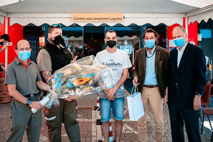 Omaggio floreale per la trecentomillesima dose somministrata Omaggio floreale per la trecentomillesima dose somministrata