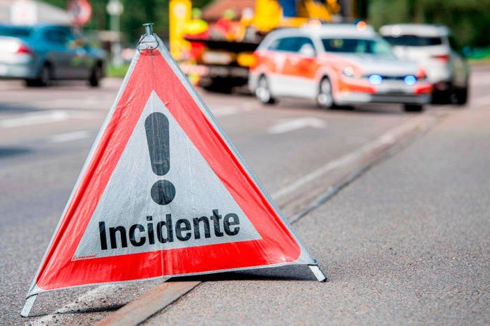 Canton Ticino, camionista italiano si ribalta sull'A2: carreggiata invasa da sacchi di cemento Canton Ticino, camionista italiano si ribalta sull'A2: carreggiata invasa da sacchi di cemento