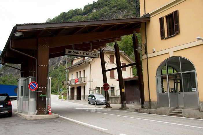 Sequestrati al confine una viola contraffatta e 7 orologi di pregio