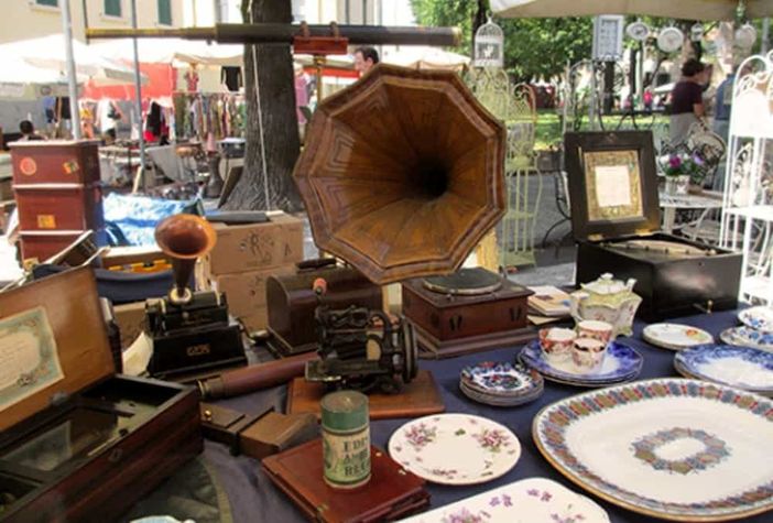 La Città Vecchia di Locarno si riempie di bancarelle colme di oggetti di antiquariato