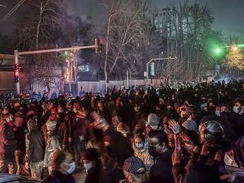 Iran, funzionario del regime in video: "Uccidere manifestanti per purificare il Paese" Iran, funzionario del regime in video: "Uccidere manifestanti per purificare il Paese"