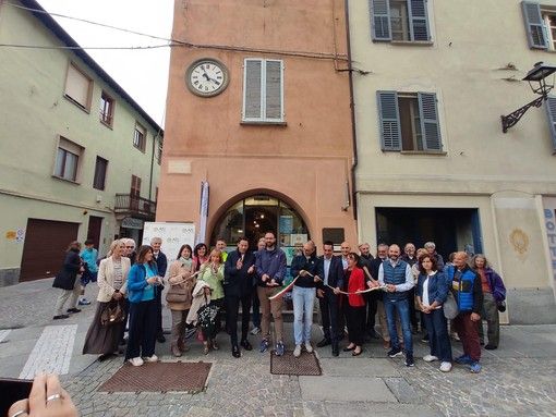 Il taglio del nastro Il taglio del nastro