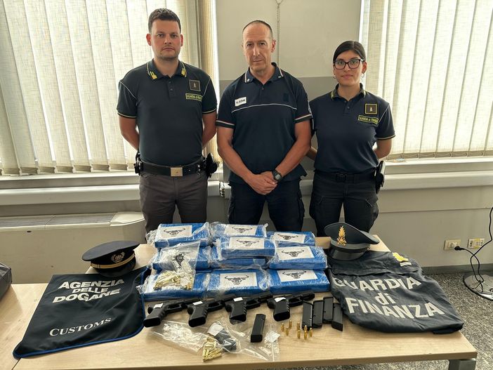 Auto imbottita di droga e armi fermata al valico dalla Svizzera: due brasiliani in manette Auto imbottita di droga e armi fermata al valico dalla Svizzera: due brasiliani in manette