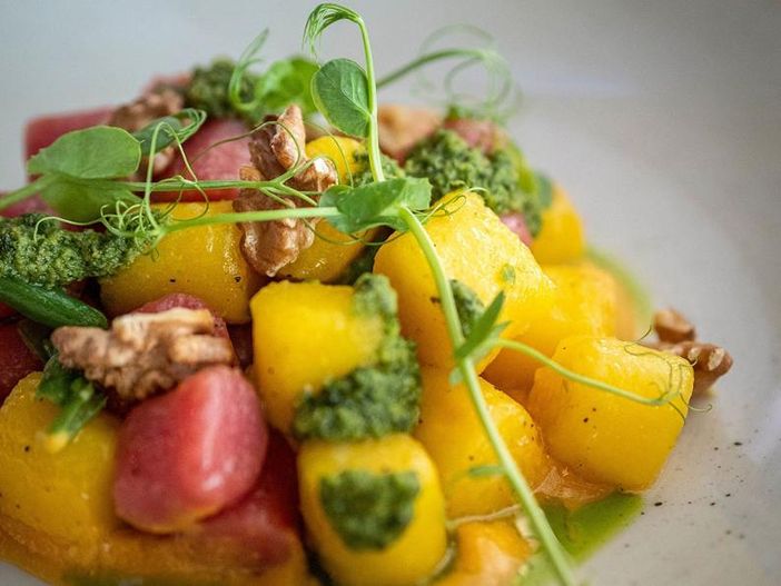 Gnocchi di patate senza farina con panna di carote, pesto di sedano verde, fagiolini e noci tostate Gnocchi di patate senza farina con panna di carote, pesto di sedano verde, fagiolini e noci tostate