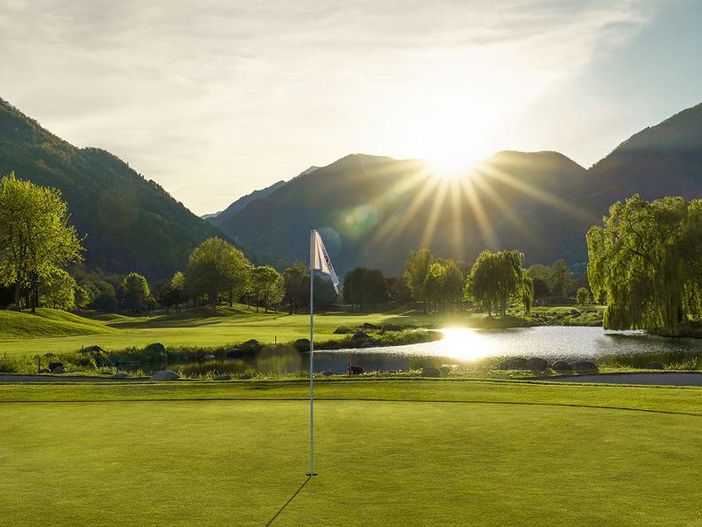 Quale paesaggio migliore può fare da contorno a un campo da golf se non il Canton Ticino? Ecco il Golf Club Gerre Losone Quale paesaggio migliore può fare da contorno a un campo da golf se non il Canton Ticino? Ecco il Golf Club Gerre Losone