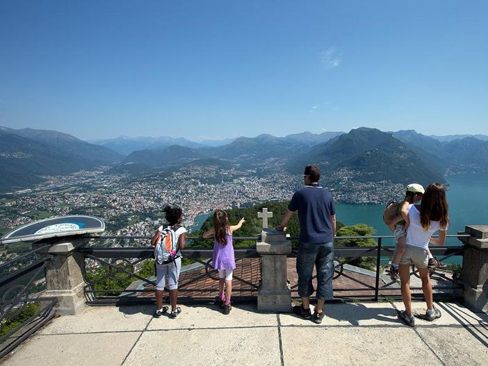 La vista mozzafiato dalla vetta del Monte Salvatore La vista mozzafiato dalla vetta del Monte Salvatore