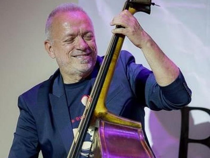 Riccardo Fioravanti al contrabbasso Riccardo Fioravanti al contrabbasso