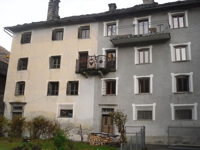 Lavizzara, Prato Sornico, Casa Berna (prima metà del XVIII secolo). A sinistra l’edificio interessato dal progetto di valorizzazione