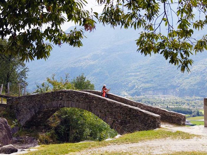 Percorsi d'autunno: la Via Crucis nella selva castanile di Biasca Percorsi d'autunno: la Via Crucis nella selva castanile di Biasca