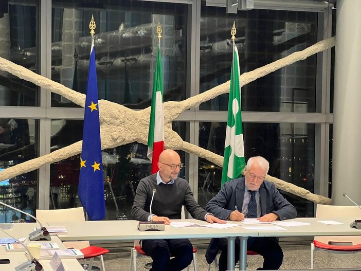 Il momento della firma della "lettera di intenti per la cooperazione transfrontaliera nella ricerca di metodi per la governance territoriale"
