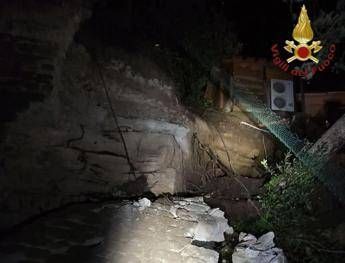 Muro di contenimento crolla su una palazzina a Formello, un morto e due feriti