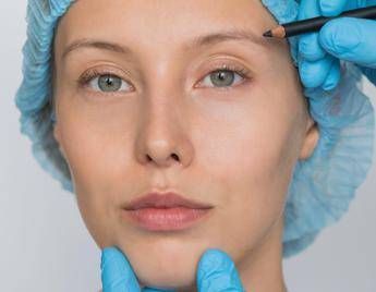 Chirurgia estetica in crescita, ma è rivoluzione 'soft': i trend dal seno ai filler