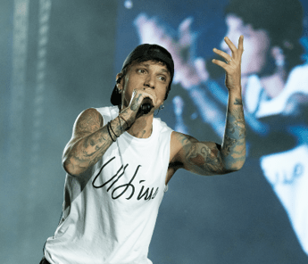 Ultimo, vandalizzata targa dedicata al cantante a Roma Ultimo, vandalizzata targa dedicata al cantante a Roma