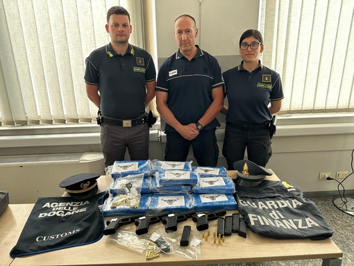 Auto imbottita di droga e armi fermata al valico dalla Svizzera: due brasiliani in manette