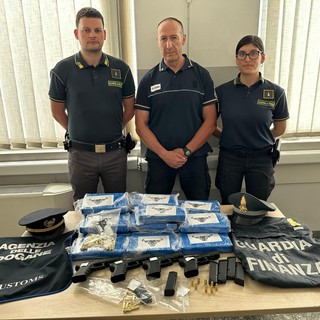 Auto imbottita di droga e armi fermata al valico dalla Svizzera: due brasiliani in manette