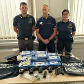 Auto imbottita di droga e armi fermata al valico dalla Svizzera: due brasiliani in manette