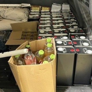 Il cibo sequestrato in dogana (foto tratta da Luinonotizie.it)