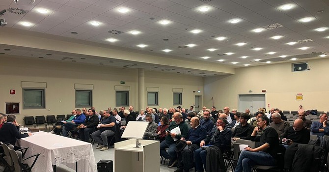 L'assemblea dei sindaci dell'Associazione dei Comuni di Frontiera L'assemblea dei sindaci dell'Associazione dei Comuni di Frontiera