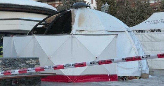 Il gazebo del memoriale di Crans Montana danneggiato dall'incendio (foto tratta da Vconews.it)