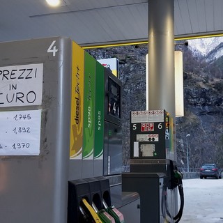 Carburanti, non c'è coda per fare il pieno in Svizzera