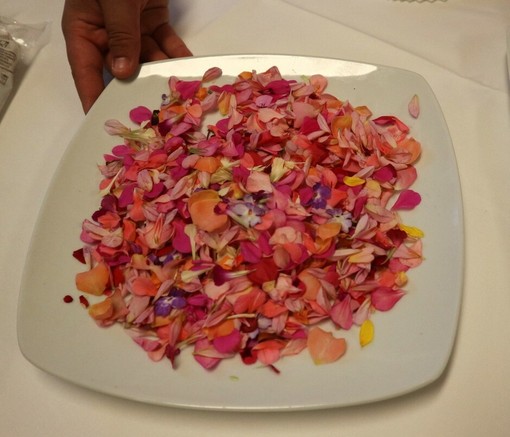 A Golosaria Milano si cucina con i fiori eduli A Golosaria Milano si cucina con i fiori eduli